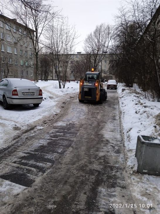Уборка территории от снега и наледи по адресу ул. Бухарестская д. 21