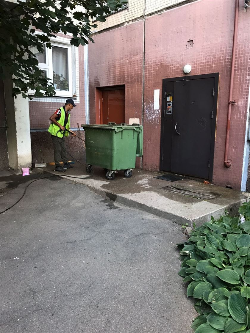 Мытье мусороприемных камер и баков по адресу ул. Димитрова д. 10 к. 4