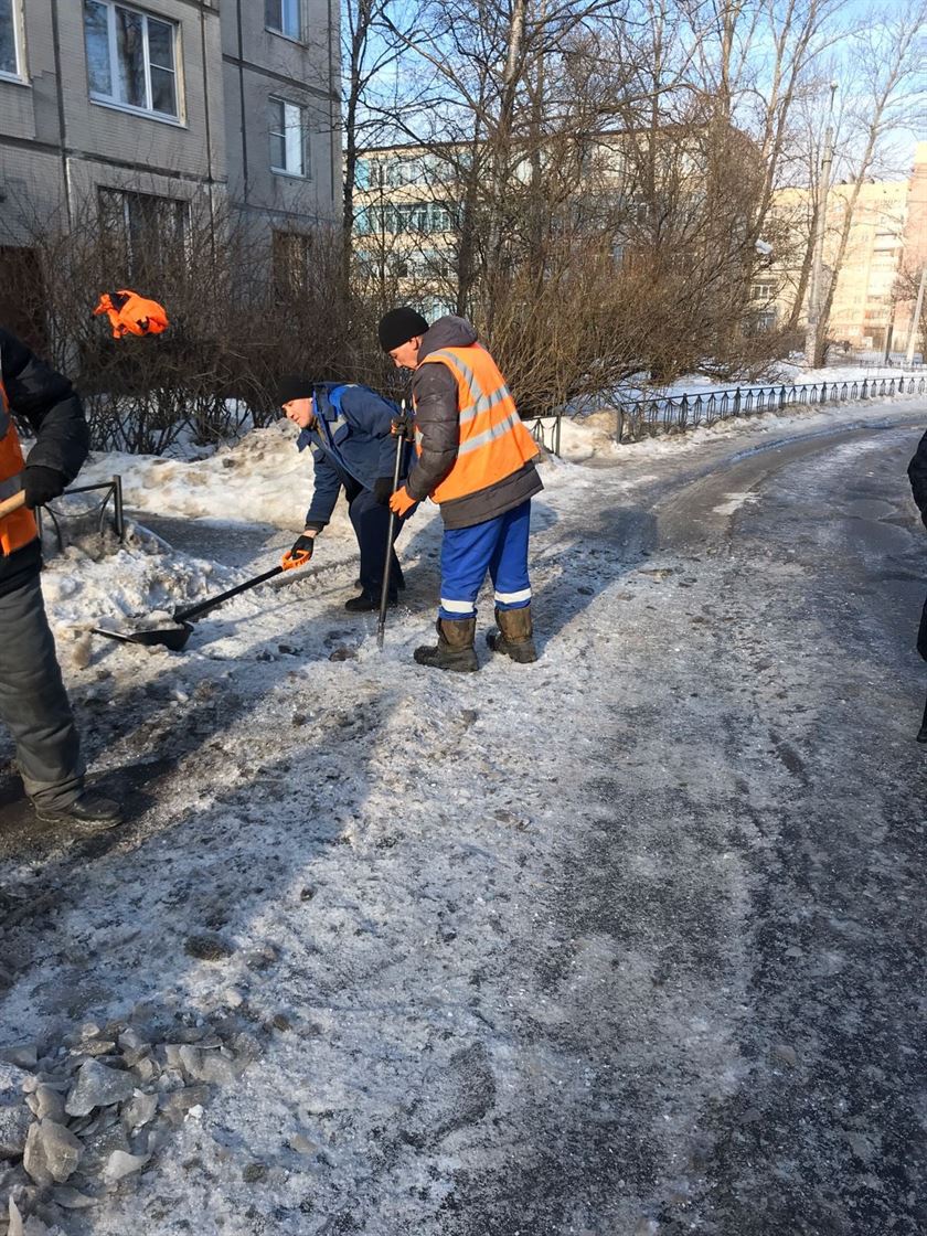 Уборка территории от снега и наледи по адресу ул. Димитрова д. 12 к. 2