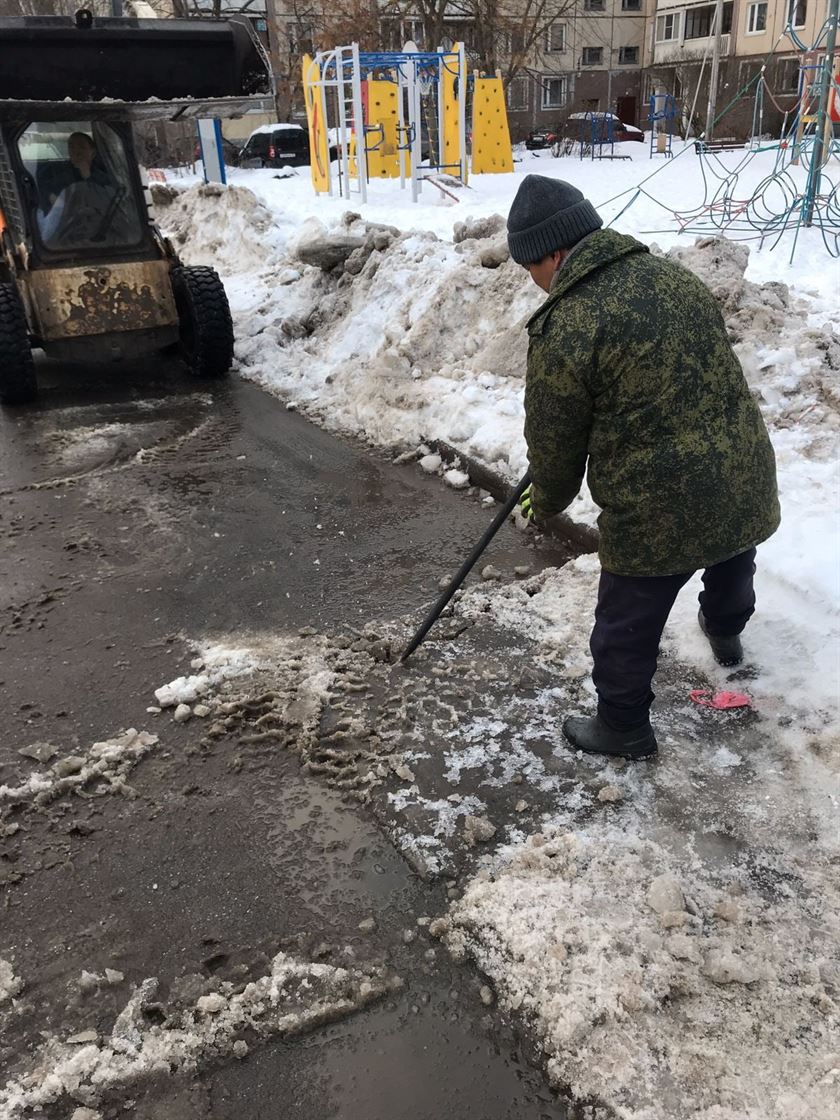 Уборка территории от снега и наледи по адресу ул. Димитрова д. 10 к. 4