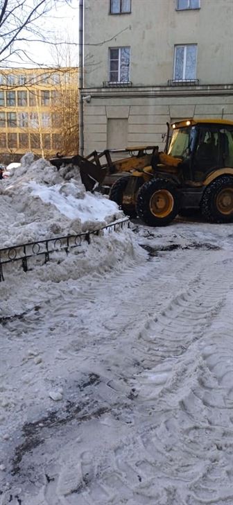 Уборка территории от снега и наледи по адресу ул. Салова д. 24