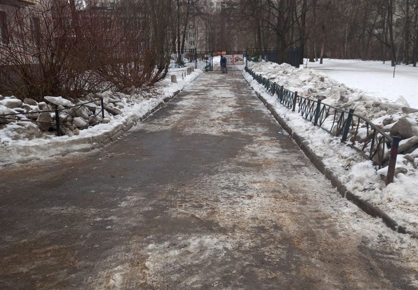 Уборка территория от снега и наледи по адресу ул. Димитрова д. 16 к. 3 