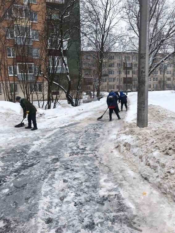 Уборка территории от снега и наледи по адресу ул. Будапештская д. 51