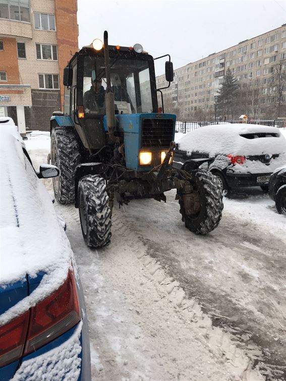 Уборка территории от снега и наледи по адресу ул. Димитрова д. 10 к. 1 