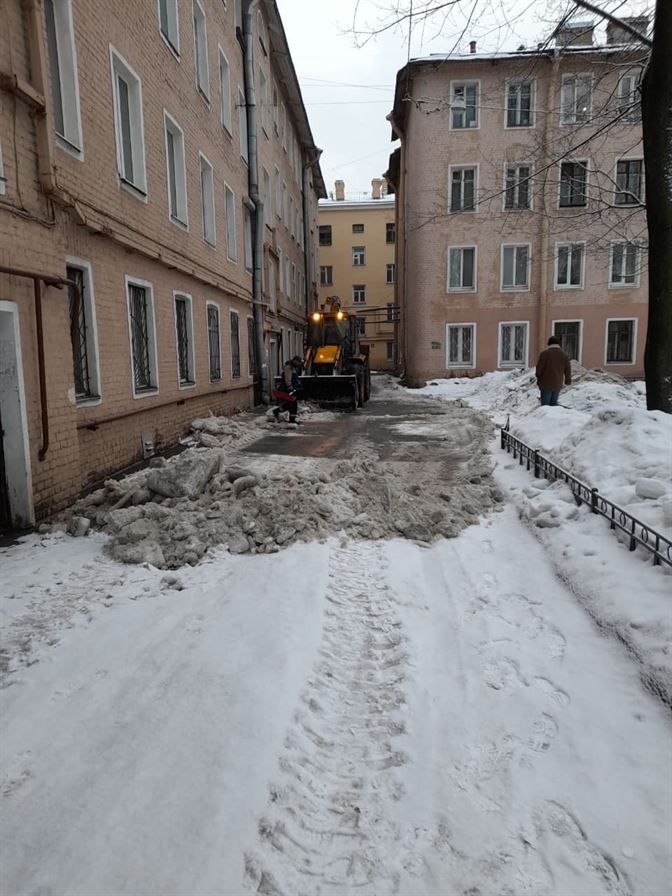 Уборка территории от снега и наледи по адресу ул. Боровая д. 58 лит. Б