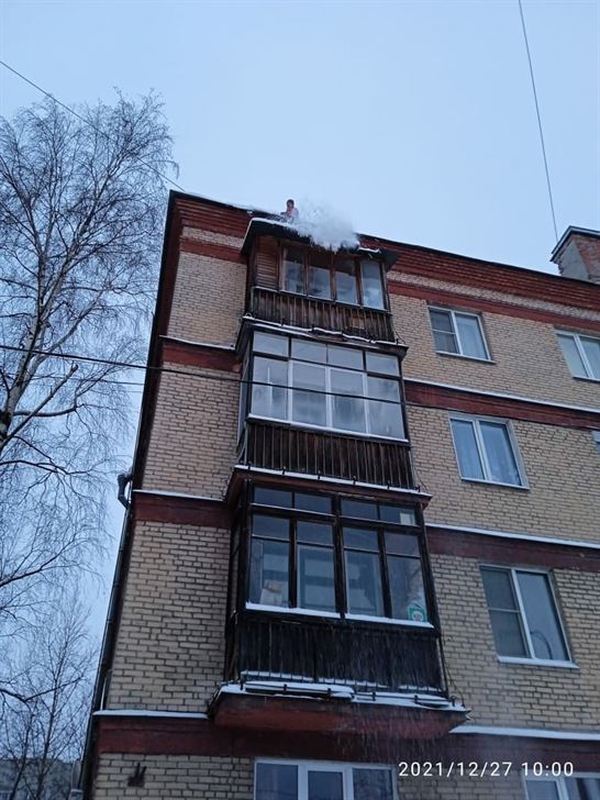 Очистка кровли от снега и наледи по адресу ул. Стрельбищенская д. 1