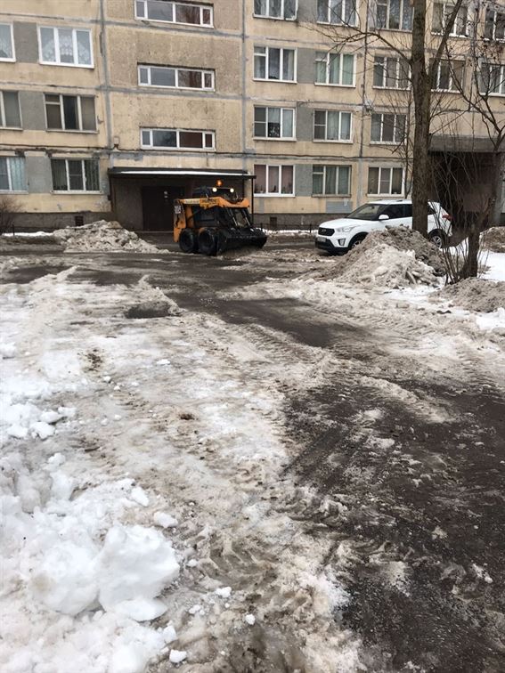 Уборка территории от снега и наледи по адресу ул. Димитрова д. 4 к. 1
