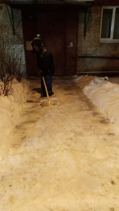 Очистка подходов к парадным от снега и наледи