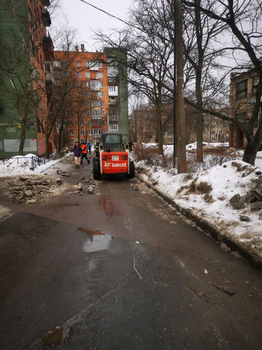 Уборка территории от снега и наледи по адресу ул. Будапештская д. 55