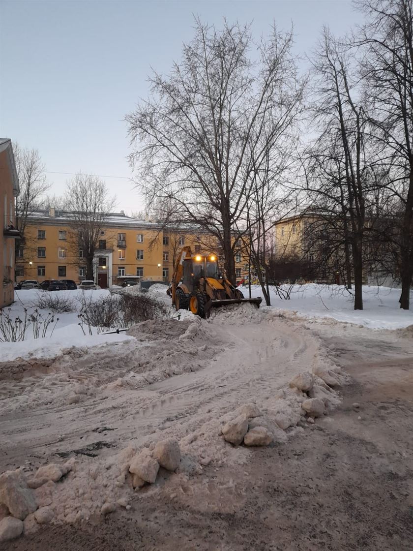 Уборка территории от снега и наледи по адресу ул. Дубровская д. 9