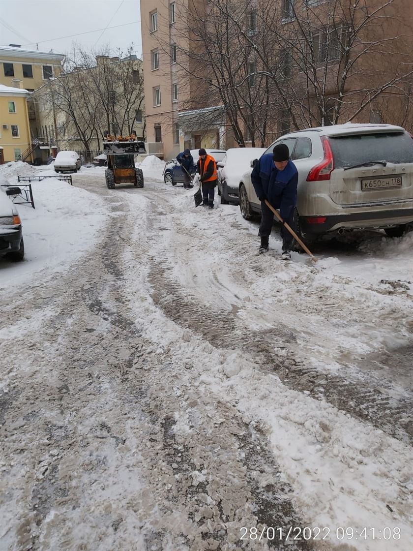 Уборка территории от снега и наледи по адресу ул. Тамбовская д. 33
