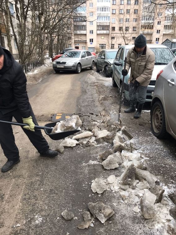 Уборка территории от снега и наледи по адресу ул. Димитрова д. 12 к. 3 
