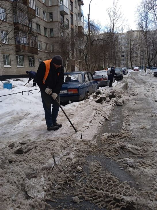 Уборка территории от снега и наледи по адресу пр. Славы д. 2 к. 3 