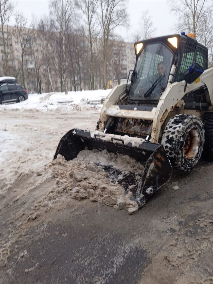 Уборка территории от снега и наледи по адресу ул. Будапештская д. 35 к. 2