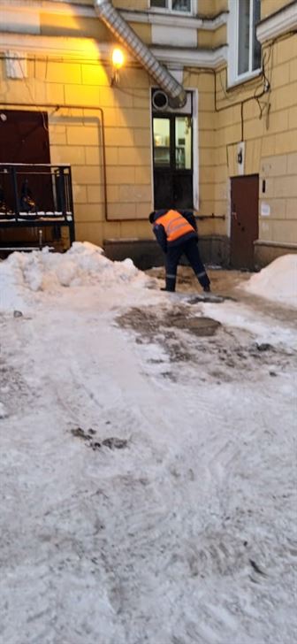 Очистка территории от снег и наледи по адресу пр. Волковский д. 30 
