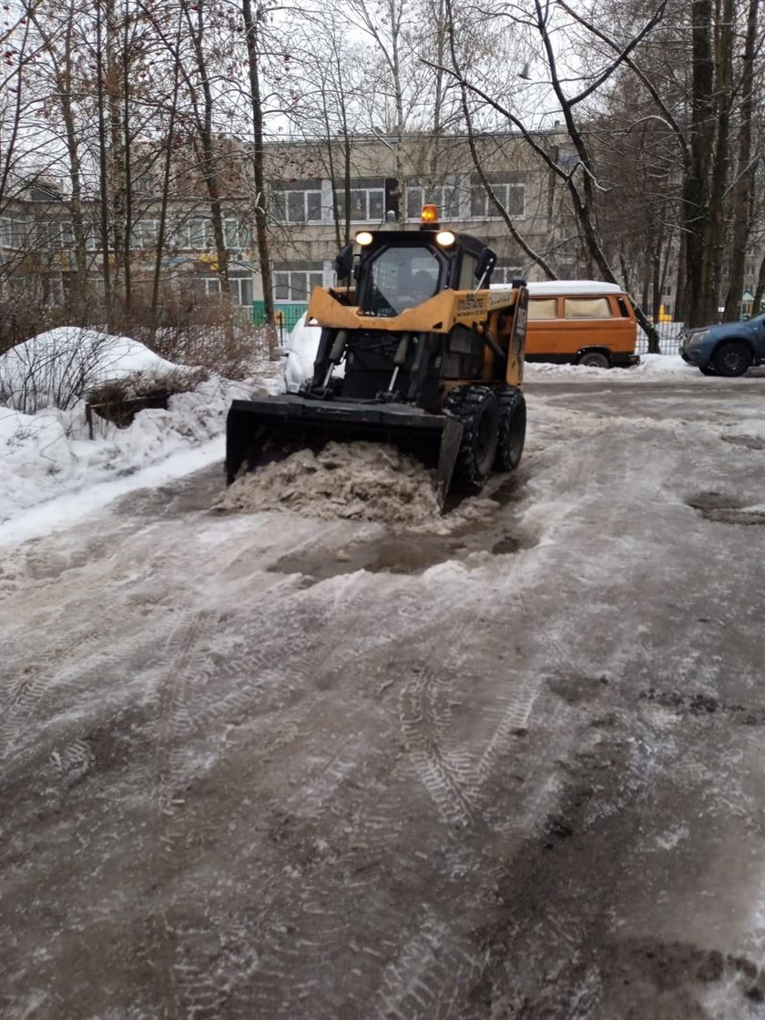 Механизированная уборка от снега и наледи по адресу ул. Будапештская д. 27 к. 2