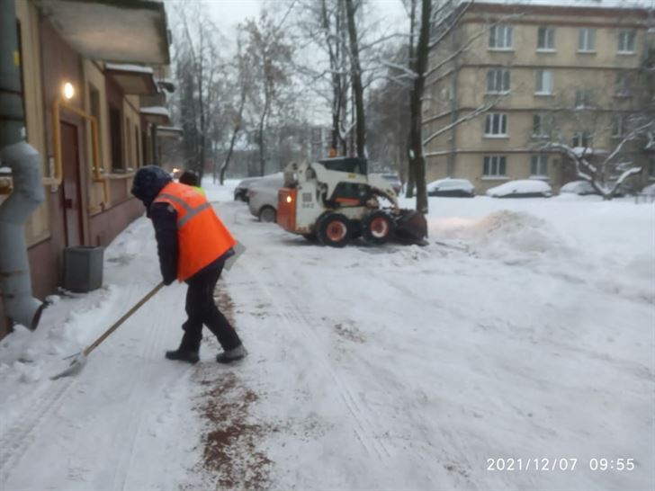 Уборка территории от снега и наледи по адресу ул. Стрельбищенская д. 5 