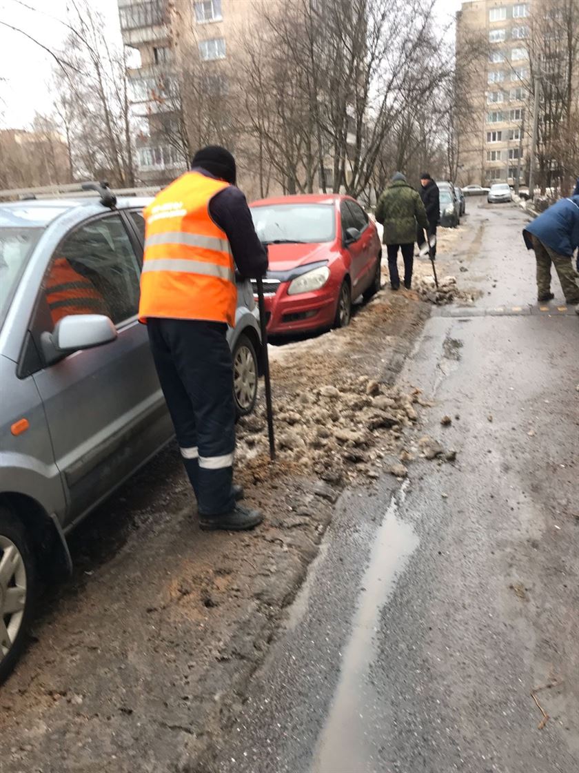 Уборка территории от снега и наледи по адресу ул. Димитрова д. 6 к. 2