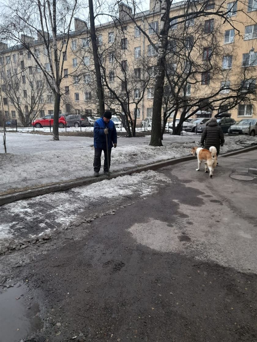 Уборка территории от снега и наледи по адресу ул. Воронежская д. 122