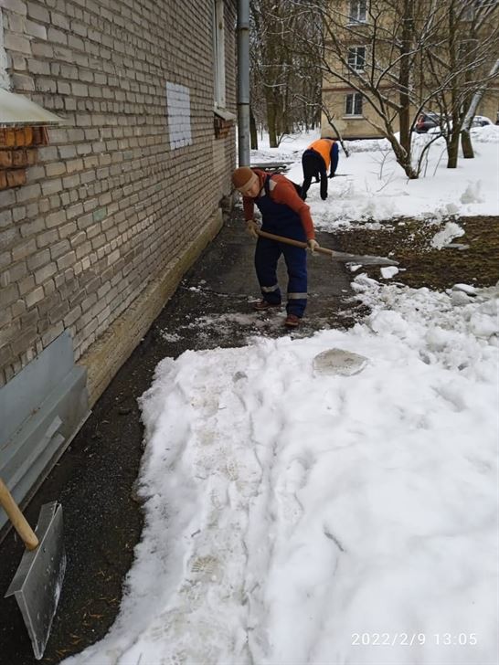 Уборка территории от снега и наледи по адресу ул. Стрельбищенская д. 7