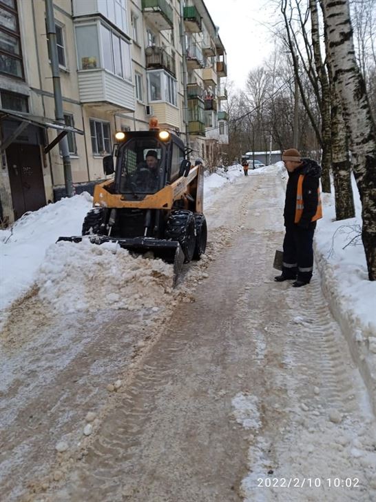 Уборка территории от снега и наледи по адресу Витебская Сортировочная д. 30
