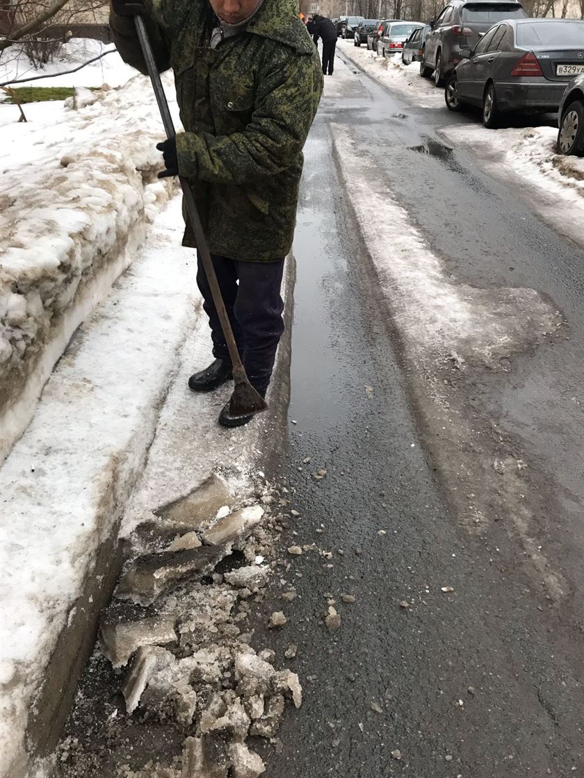 Уборка территории от снега и наледи по адресу ул. Димитрова д. 14 к. 2
