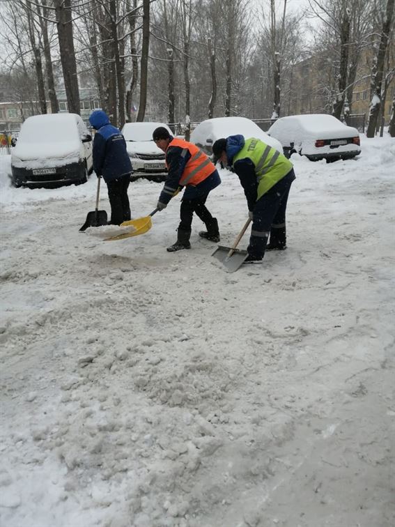 Уборка территории от снега и наледи по адресу ул. Белы Куна д. 6 к. 2
