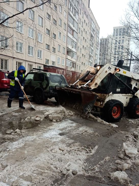 Очистка территории от снега и наледи по адресу ул. Будапештская д. 4