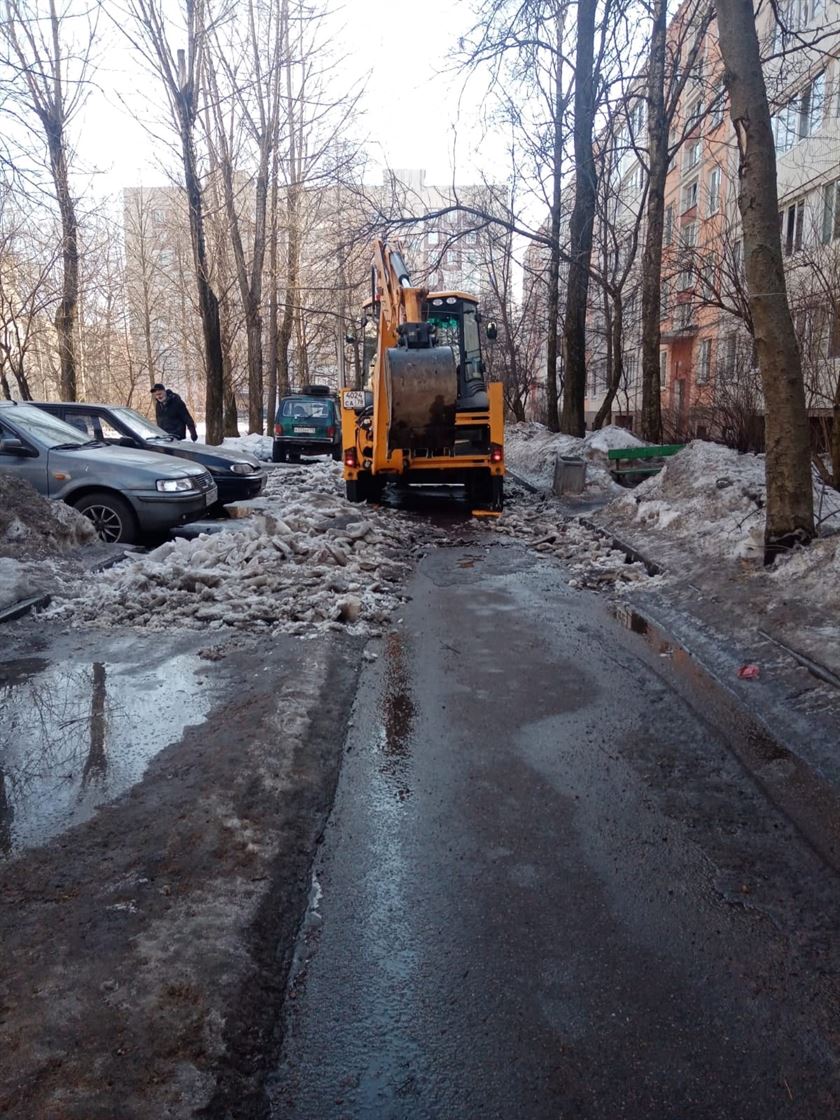 Уборка территории от снега и наледи по адресу ул. Бухарестская д. 23 к. 3