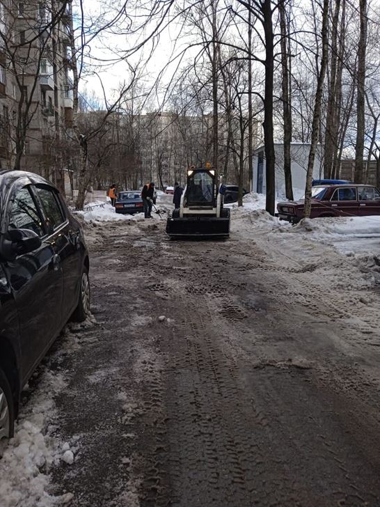 Уборка территории от снега и наледи по адресу пр. Славы д. 2 к. 3 