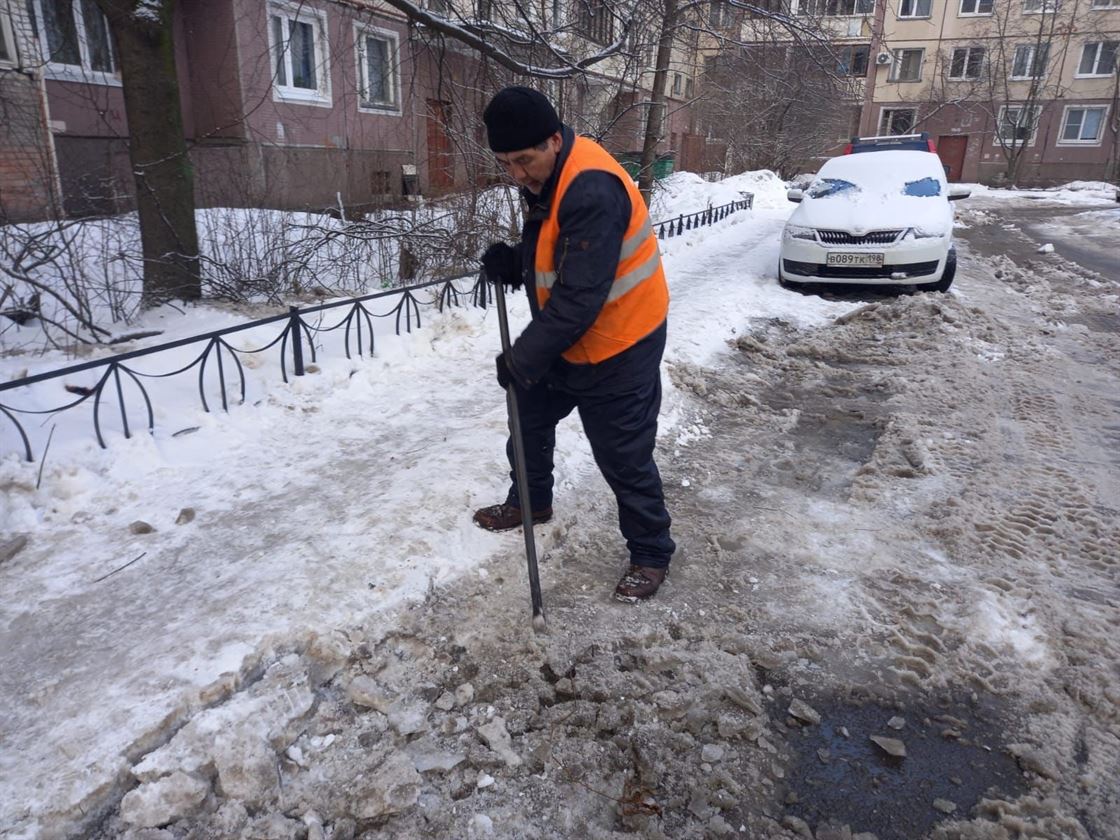 Очистка территории от снега и наледи по адресу ул. Димитрова д. 10 к. 4 