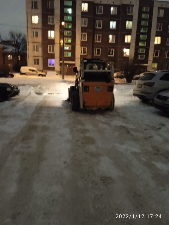 Уборка территории от снега и наледи по адресу ул. Стрельбищенская д. 15 к. 2