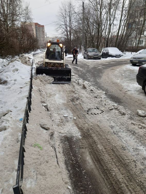 Уборка территории от снега и наледи по адресу ул. Димитрова д. 12 к. 2 