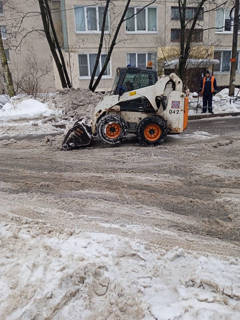 Уборка территории от снега и наледи по адресу ул. Будапештская д. 35 к. 2