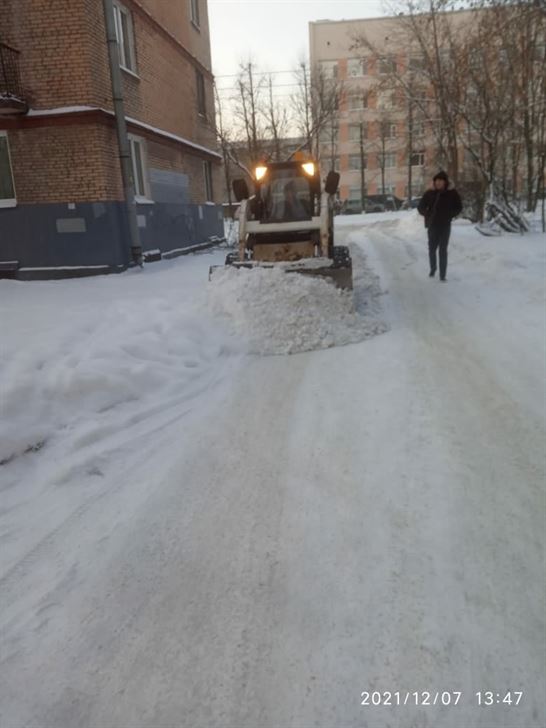Уборка территории от снега и наледи по адресу Волковский пр. д. 12