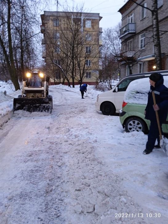 Очистка территории от снега и наледи по адресу ул. Стрельбищенская д. 7