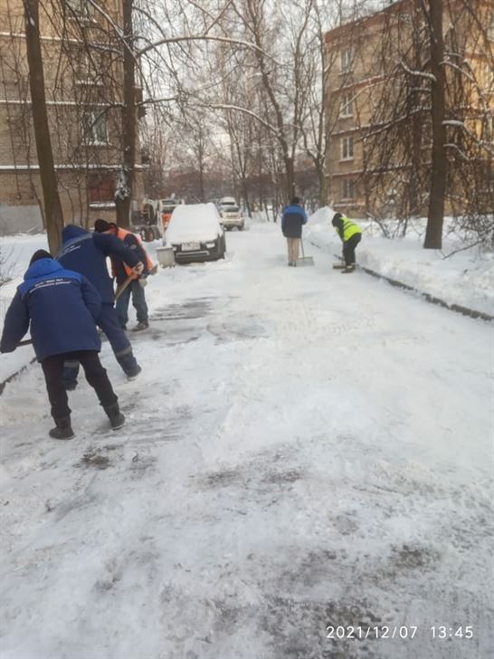 Уборка территории от снега и наледи по адресу Волковский пр. д. 12