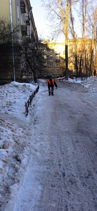 Уборка территории от снега и наледи по адресу ул. Салова д. 22