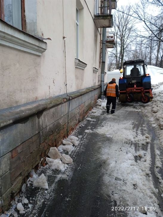 Очистка территории от снега и наледи по адресу ул. Витебская Сортировочная д. 26