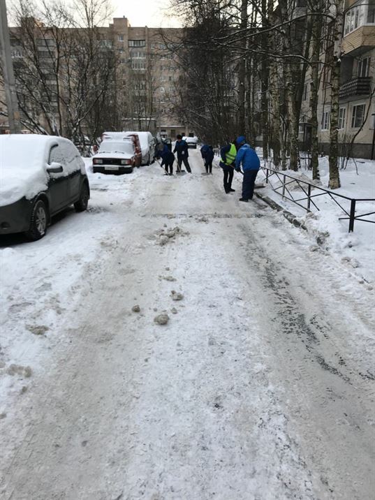 Уборка территории от снега и наледи по адресу ул. Димитрова д. 16 к. 2, 16 к. 3 