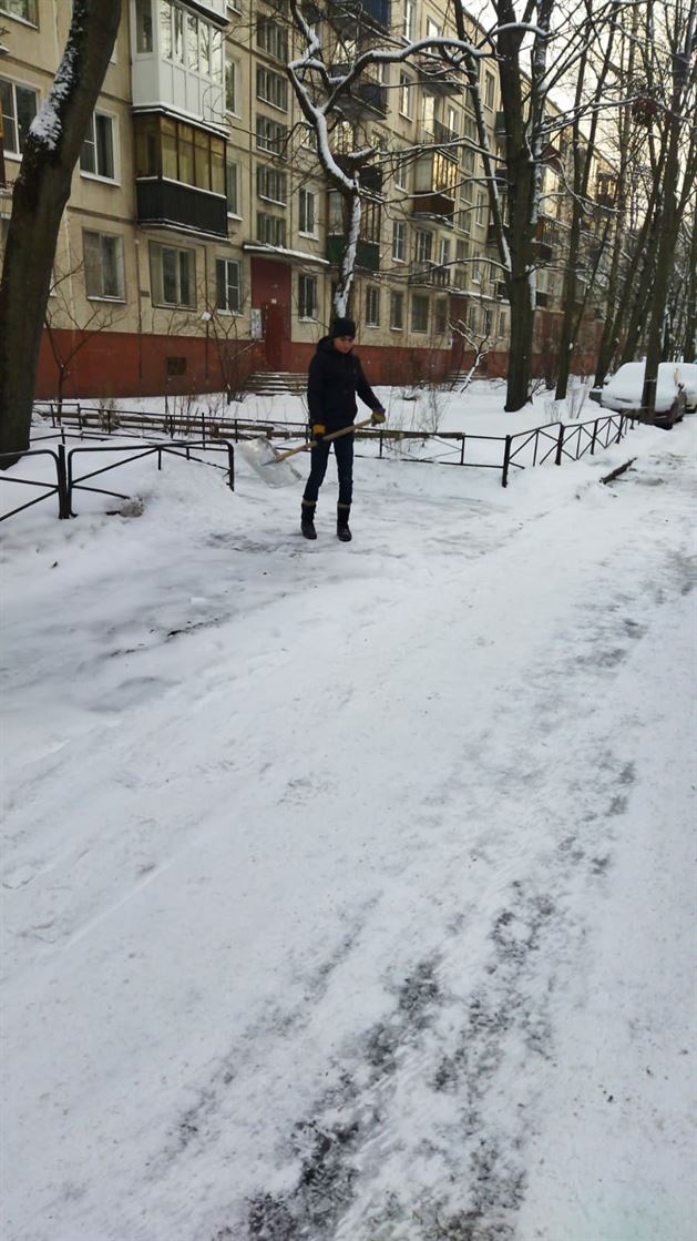 Уборка территории от снега и наледи по адресу ул. Будапештская д. 19 к. 2