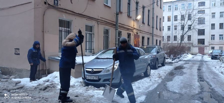 Уборка территории от снега и наледи по адресу ул. Воронежская д. 55, д. 57