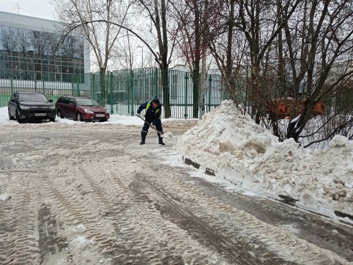 Уборка территории от снега и наледи по адресу ул. Будапештская д 8 к. 2
