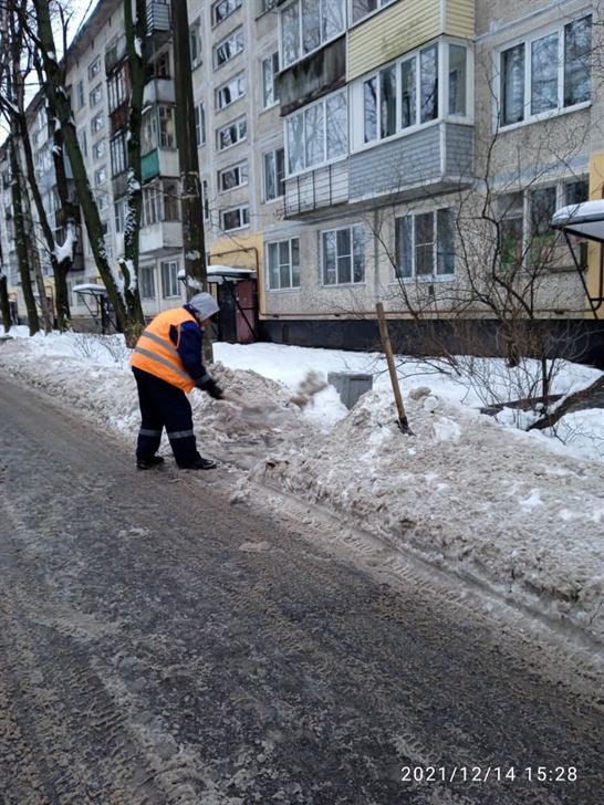 Уборка территории от снега и наледи по адресу ул. Будапештская д. 37