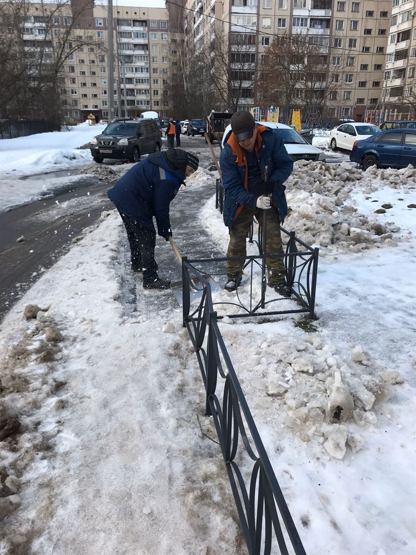 Уборка территории от снега и наледи по адресу ул. Димитрова д. 10 к. 4