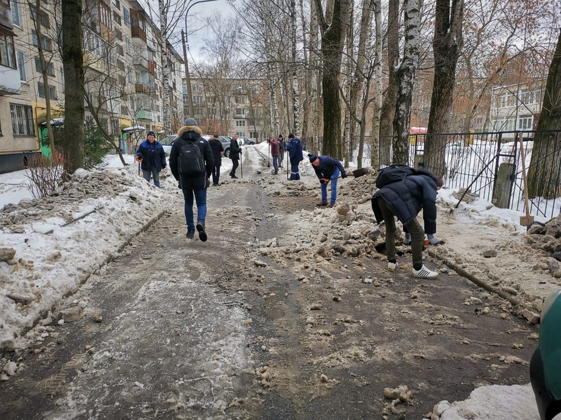 Уборка территории от снега и наледи по адресу пр. Славы д. 10 к. 5