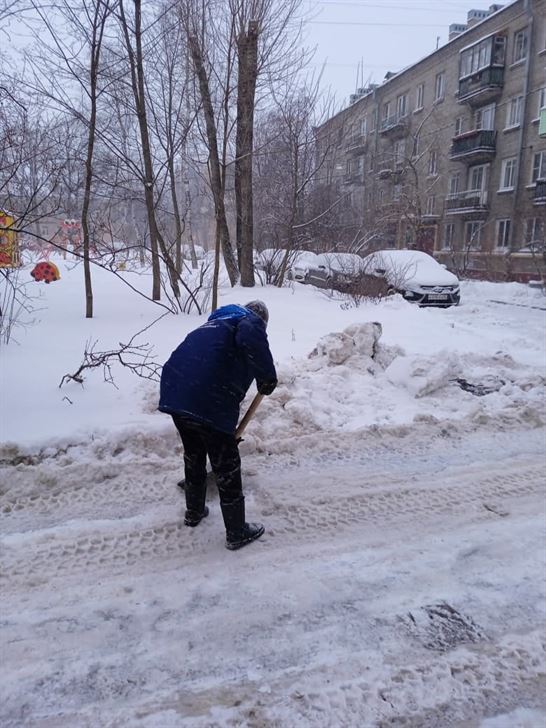 Уборка территории от снега и наледи по адресу ул. Стрельбищенская д. 25, 27, 29