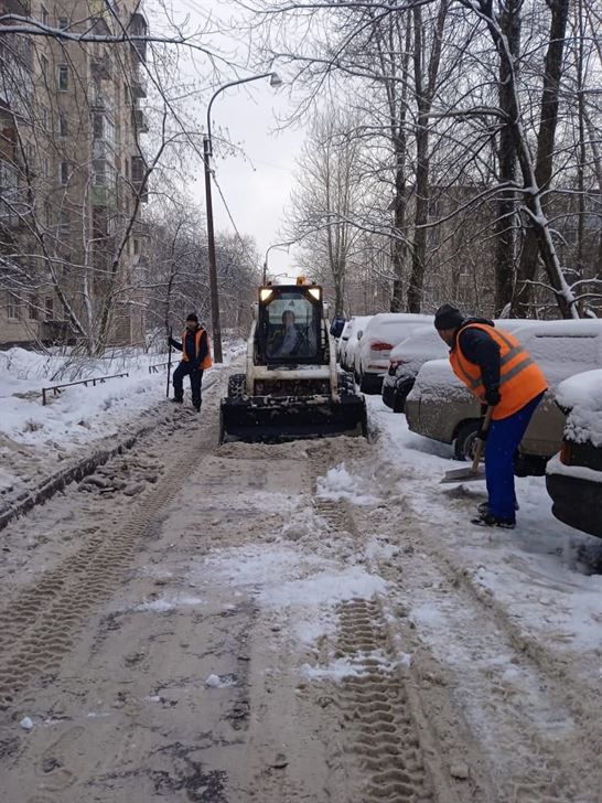 Уборка территории от снега и наледи по адресу ул. Будапештская д. 31 к. 1