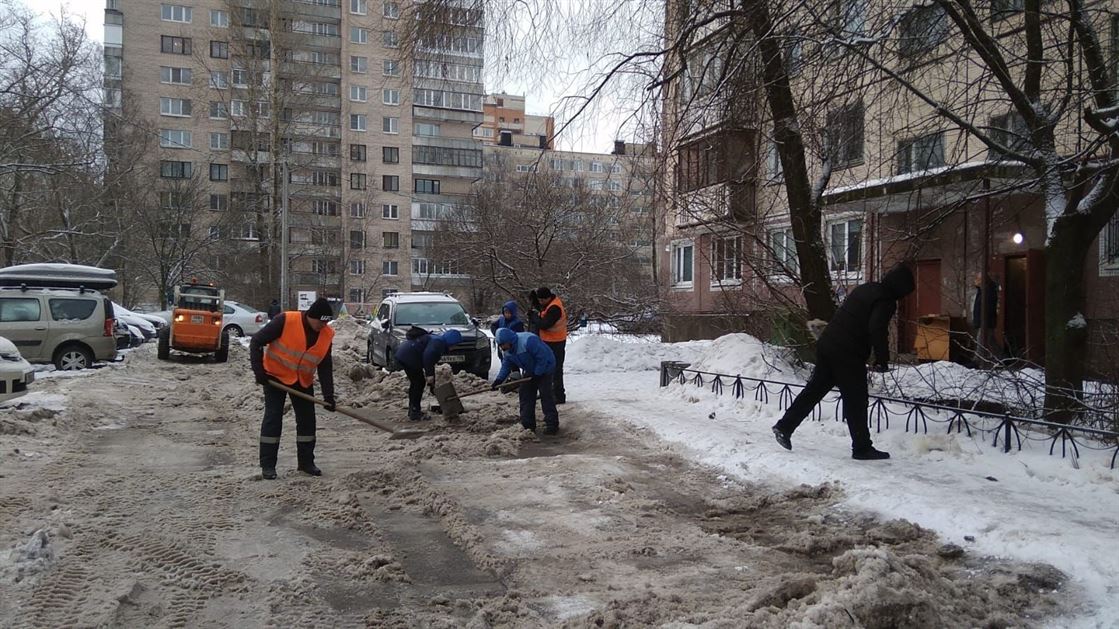 Очистка территории от снега и наледи по адресу ул. Димитрова д. 10 к. 4 
