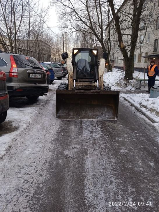 Уборка территории от снега и наледи по адресу ул. Стрельбищенская д. 4
